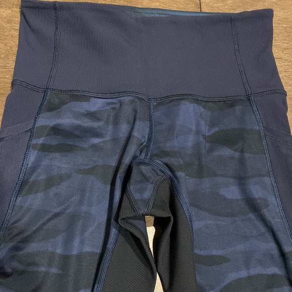 Lululemon - Crop 21” Capri Sz 4 blue stretchy camo leggings - Picture 4 of 17